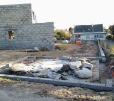 Mur de sout&egrave;nement et cabanon de jardin