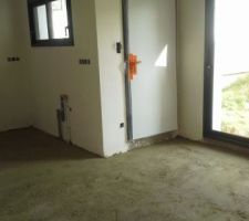 La chape est faite :)
voici une partie de la cuisine et de la salle a manger.