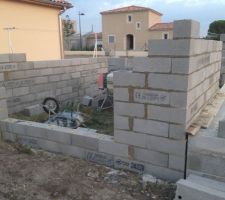 Voici l'élévation du garage en agglo. 
La semaine dernière super temps, on a pu avancer sans problème.
Les grosses pluies d'aujourd'hui on rendues le terrain impraticable, donc coup d'arrêt.
On espère que la météo va s'améliorer rapidement pour redémarrer l'élévation du garage et couler linteaux et raidisseurs dès que possible. Il nous reste environ 2 semaines pour finir avant l'arrivée de l'ossature le 19 Novembre.