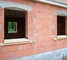 Les appuis de fenêtres posés.