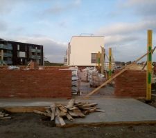 Elévation des murs en briques