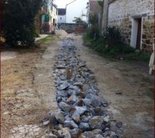 Enfin, le gros morceau 
Raccorder la maison sur une longueur de presque 100m avec le passage par un porche bettoner et une cour bettoner et sans aucun schéma d implantation des tuyaux qui passent .
Un vrai défi pour le pelleur qu il relève avec succès jusqu a maintenant.