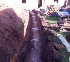 Enfin, le gros morceau 
Raccorder la maison sur une longueur de presque 100m avec le passage par un porche bettoner et une cour bettoner et sans aucun schéma d implantation des tuyaux qui passent .
Un vrai défi pour le pelleur qu il relève avec succès jusqu a maintenant.