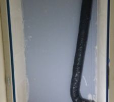 Passage de la gaine de VMC dans le toilette de l'&eacute;tage.