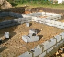 Deux rangs de parpaing plutard