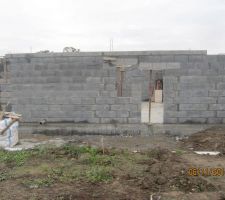 &Eacute;l&eacute;vation mur RDC termin&eacute;e, sauf la partie toit plat.