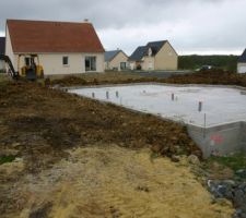 Re-bouchage du pourtour de la maison et nivellement du sol. Préparation pour passage des fourreaux et des évacuations.