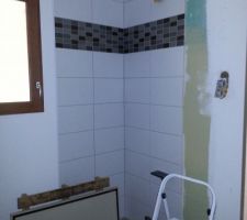 On continue les carreaux dans le coin lavabo