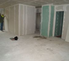 Vue dans le couloir qui mène aux chambre et salle de bain. La porte à droite est celle du garage