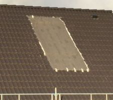 Panneau solaire encastré protégé par un pare pluie car le fournisseur du panneau c'est trompé dans le capot superieur