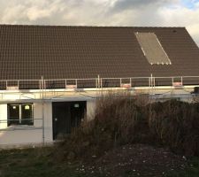 Panneau solaire encastré protégé par un pare pluie car le fournisseur du panneau c'est trompé dans le capot superieur