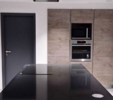 Vue cuisine avec porte cellier