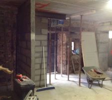 Au premier plan le mur de la cage d'escalier


Au second plan l'ouverture au sous sol