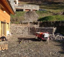 Le 8 novembre: le meteo est encore avec nous pour fermer la mezzanine au dessus de l'abri voitures, nettoyer et ranger les abords avant l'arrivée de l'hiver! Merci dame nature!