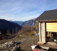 Le 8 novembre: le meteo est encore avec nous pour fermer la mezzanine au dessus de l'abri voitures, nettoyer et ranger les abords avant l'arrivée de l'hiver! Merci dame nature!