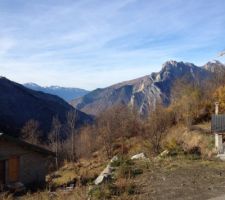 Le 8 novembre: le meteo est encore avec nous pour fermer la mezzanine au dessus de l'abri voitures, nettoyer et ranger les abords avant l'arrivée de l'hiver! Merci dame nature!