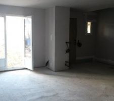 C&ocirc;t&eacute; salon et entr&eacute;e