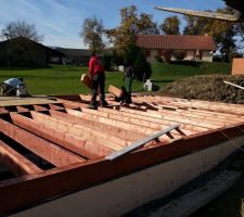 Sous le plancher.