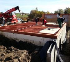 Sous le plancher