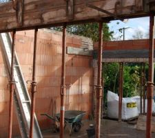 Intérieur vue sur porte de garage.