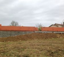 El&eacute;vation des murs. Premier jour. La future porte d'entr&eacute;e