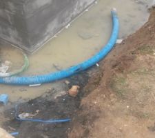 Visite sur le terrain samedi matin, on constate que le feu et le plastique ne font toujours pas bon ménage ;)