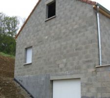 Le toit fini et les fenetres presque...