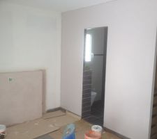 Notre chambre : Stuc pour la t&ecirc;te de lit et m&ecirc;me couleur sur les 3 autres murs (premi&egrave;re couche)