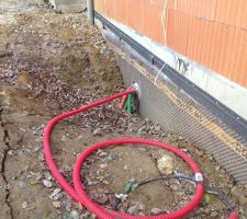 Il faut dégager et remettre les gaines correctement, la pluie ayant fait s'affaisser le sol