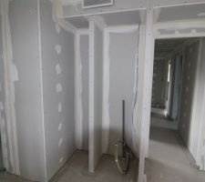 Placard de l'entrée avec à droite l'emplacement du Système RIBO.