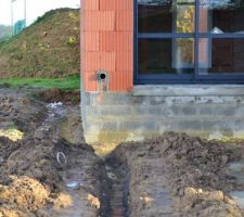 Tranch&eacute;e faite pour &eacute;vacuer toute cette eau accumul&eacute;e