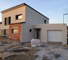 Avec d&eacute;croch&eacute;s en gris carnac