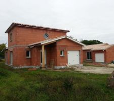 La maison dans le terrain, limite de notre borne  avec la deuxi&egrave;me construction