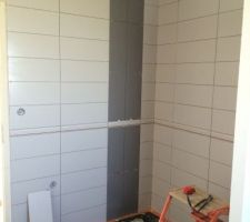 Faïence dans la douche à l'italienne de la première salle de bain