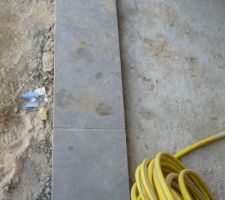 Carrelage marche extérieur porte de garage