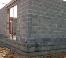 Vue face arriere de la maison bais vitr&eacute;
