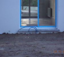 Carrelage à travers la baie