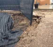 Suite aux grosses pluie de ces derniers jours ainsi qu'à un drain mal réalisé, un éboulement de terre s'est produit sur le terrain.