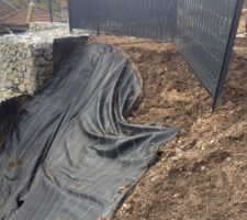 Suite aux grosses pluie de ces derniers jours ainsi qu'à un drain mal réalisé, un éboulement de terre s'est produit sur le terrain.