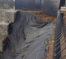 Suite aux grosses pluie de ces derniers jours ainsi qu'à un drain mal réalisé, un éboulement de terre s'est produit sur le terrain.