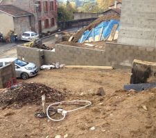L'état général du terrain à ce jour avec les murs de clôture.