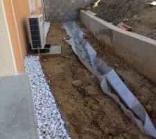 Suite à la piscine qu'il y a derrière chez nous, il est temps de faire un drain pour évacuer toute cette eau et que nous n'ayons pas de nouveaux problème effondrement de terre.