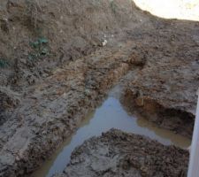Suite à la piscine qu'il y a derrière chez nous, il est temps de faire un drain pour évacuer toute cette eau et que nous n'ayons pas de nouveaux problème effondrement de terre.