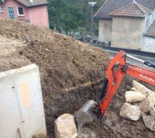 Arrivé des pierres pour l'enrochement.