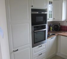 Vue de la colonne four et frigo, sans le cache (espace vide au dessus du four)