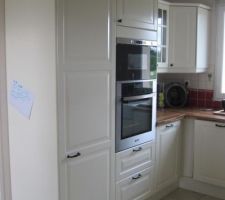 Vue de la colonne four et frigo une fois l'installation finalis&eacute;e