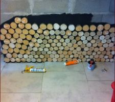Habillage d un mur intérieur avec rondin de bois