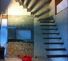 Habillage d un mur intérieur avec rondin de bois