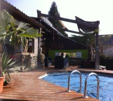 Piscine posé au sol du jardin avec haut de la piscine a la hauteur de la terrasse donc une imprèssion de piscine entérré