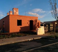 Les briques de l'étage ont été livrée cette semaine, seules deux des maisons à étage du lotissement ont déjà leur étage de monté,et certaines en sont encore aux fondations, les maçons ont encore du boulot jusqu?à noël on dirait